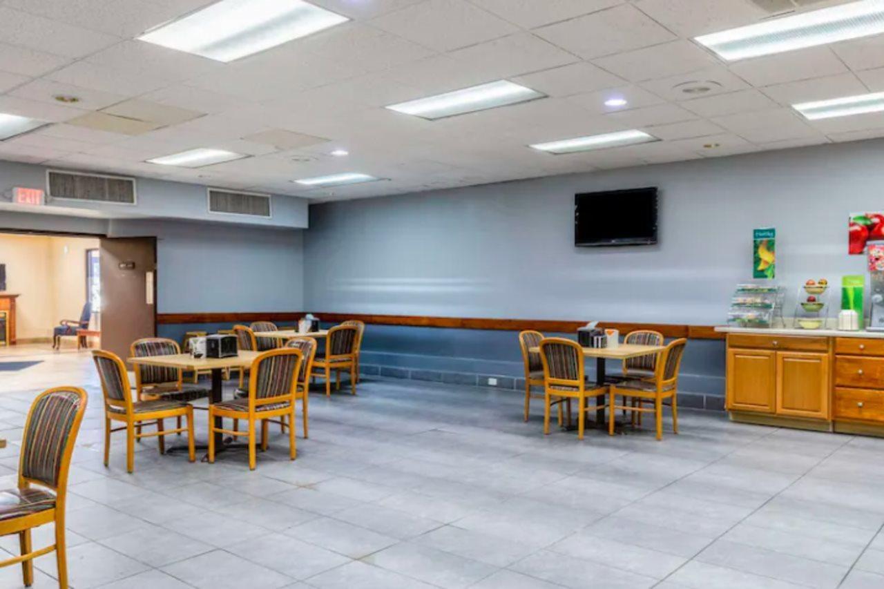 纽波特速8酒店 外观 照片