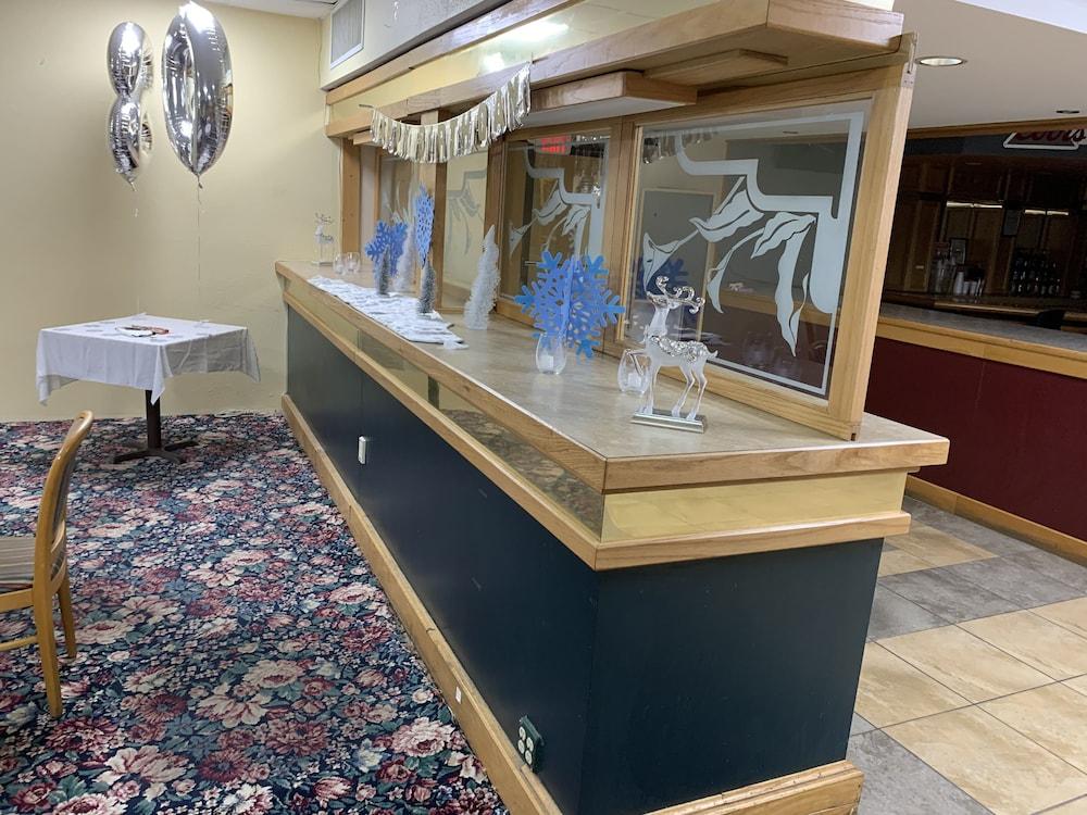 纽波特速8酒店 外观 照片