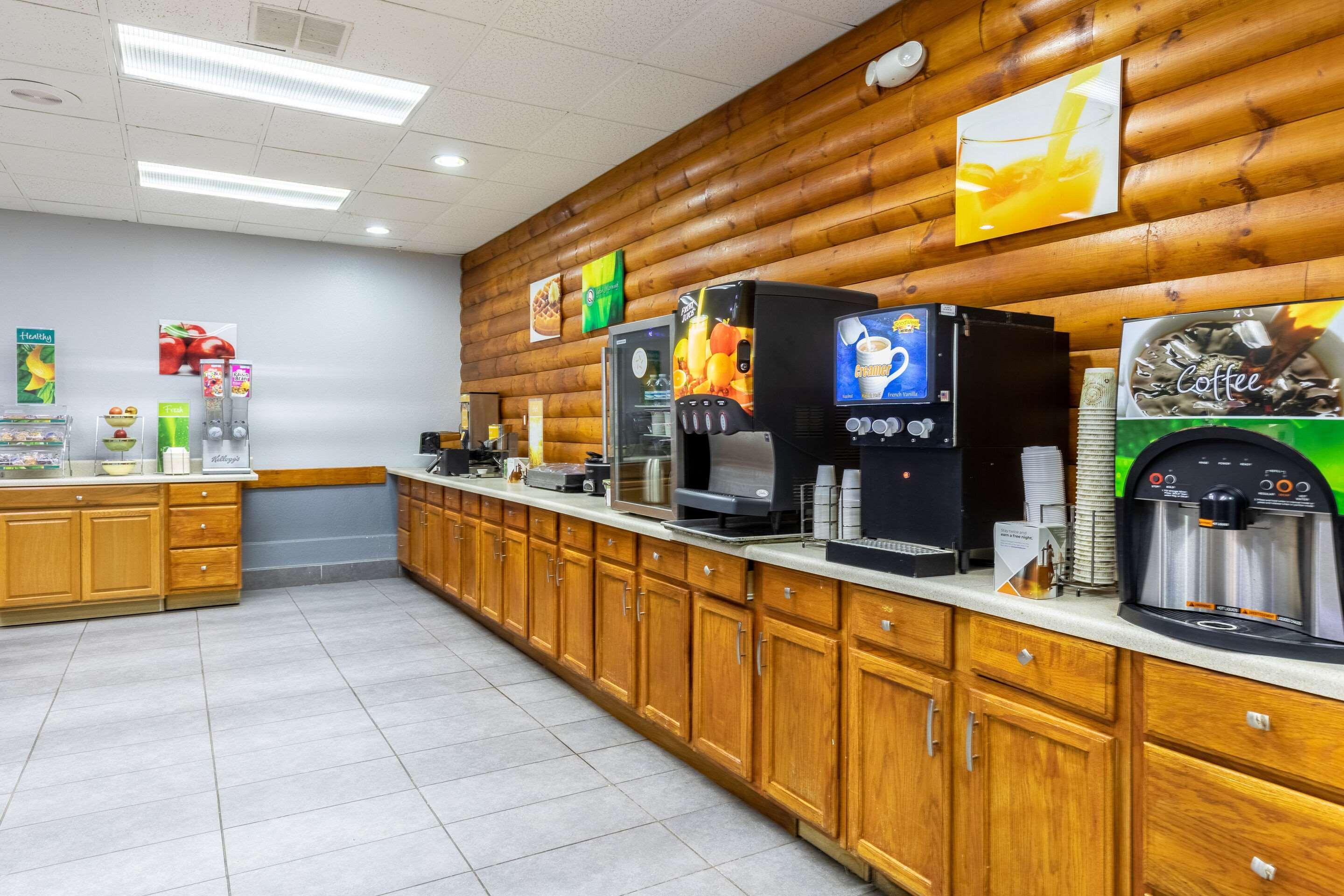 纽波特速8酒店 外观 照片
