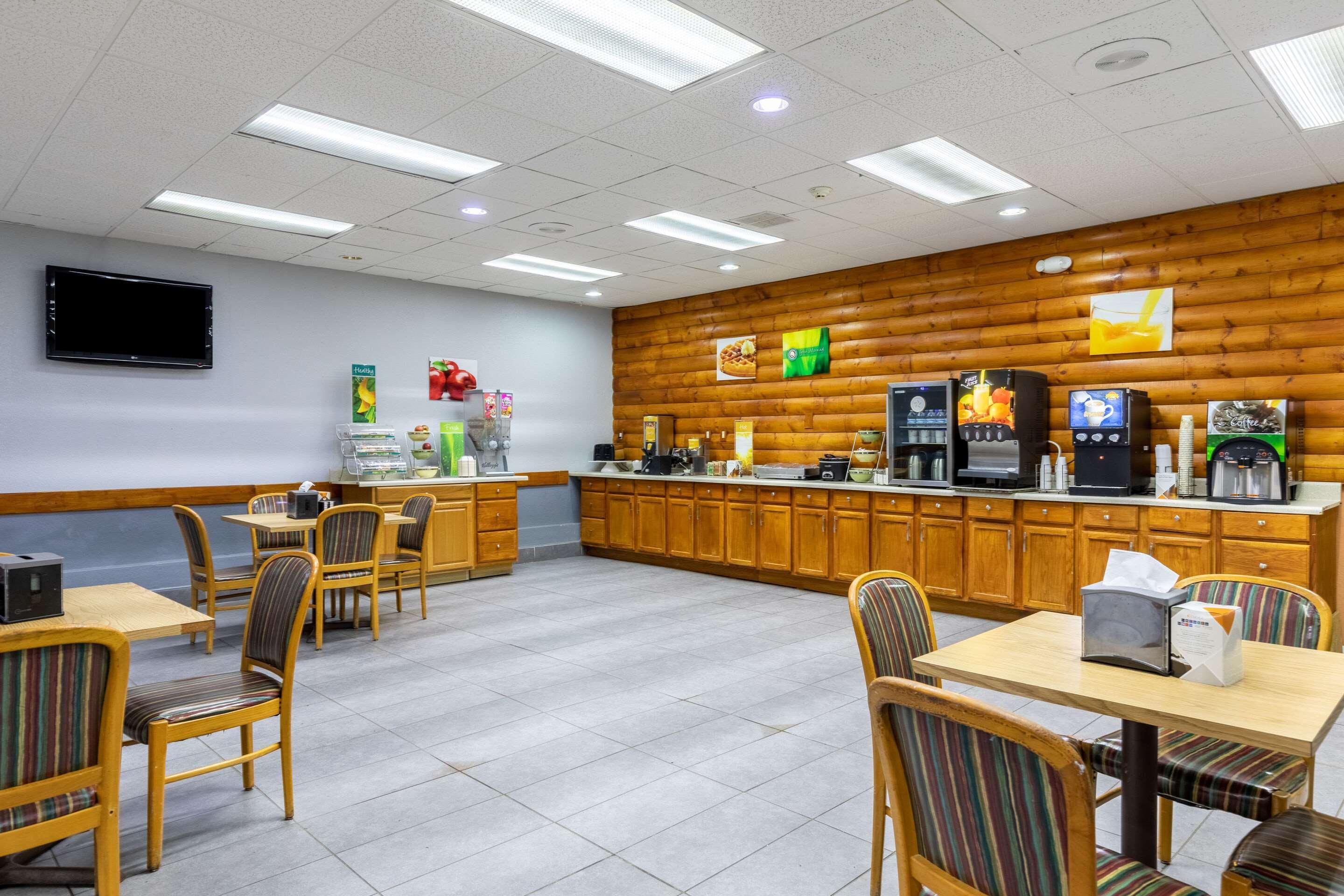 纽波特速8酒店 外观 照片
