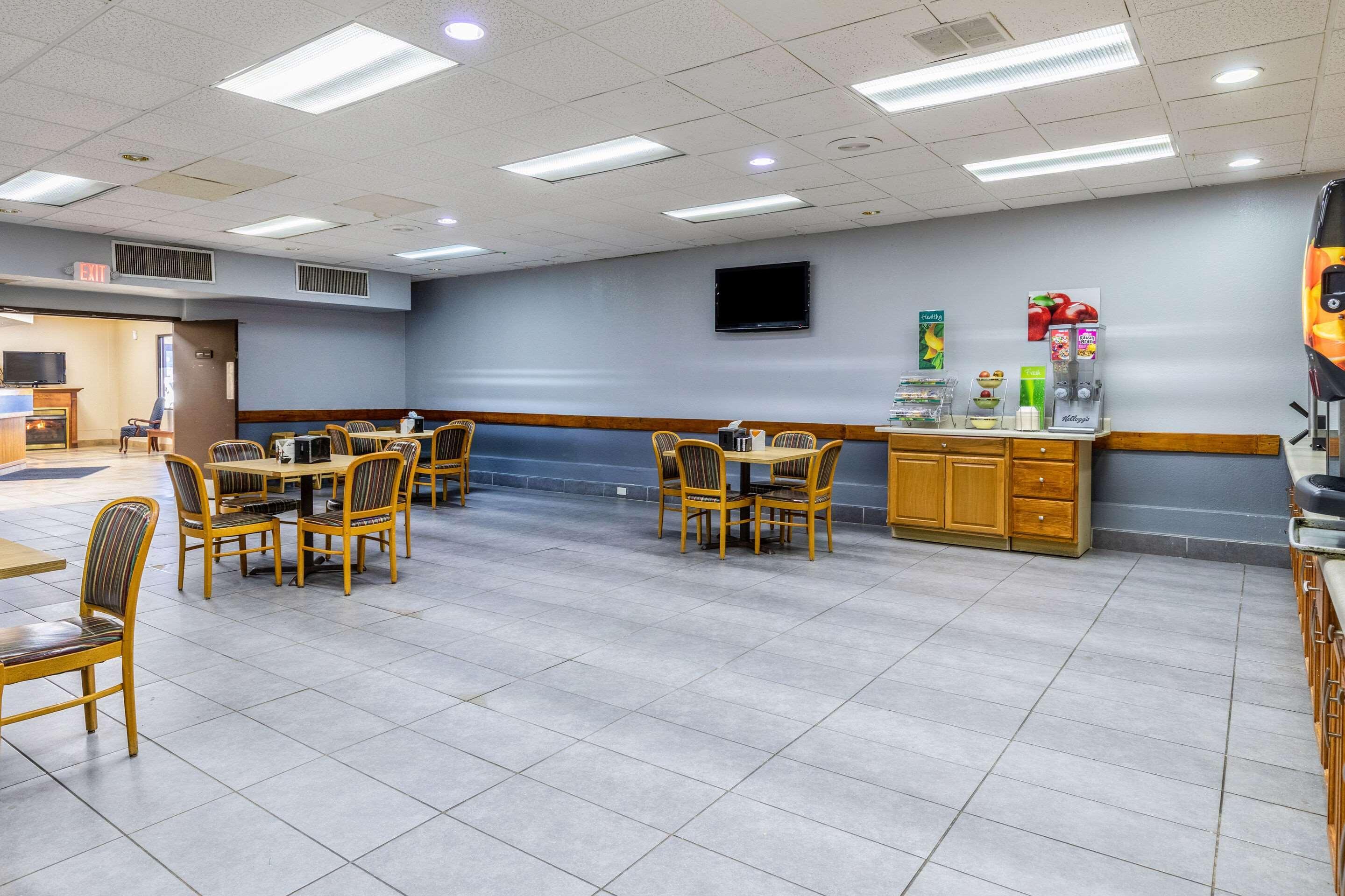纽波特速8酒店 外观 照片